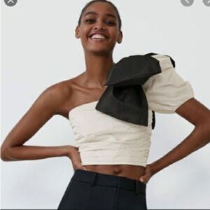 Zara Asymmetrical Cream and Black Pleated One Shoulder Top With Bow Size medium